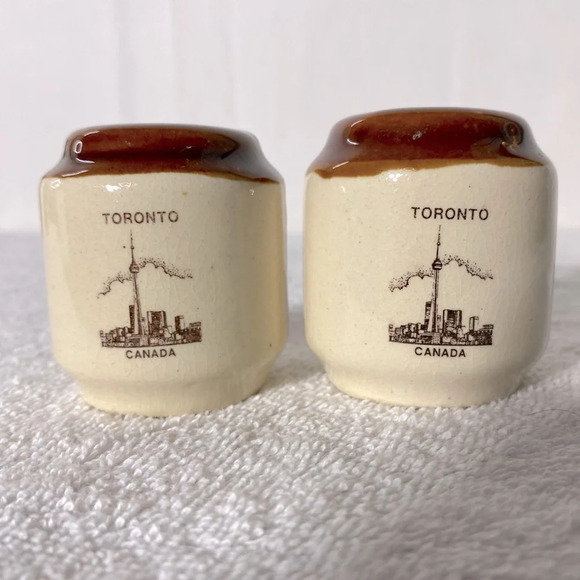 Vintage Ceramic Stoneware Tan Brown Toronto Canada Salt & Pepper Shakers - Picture 1 of 9